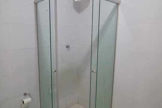 Banheiro de apartamento para alugar com 2 quartos, 72m² em Centro, Curitiba