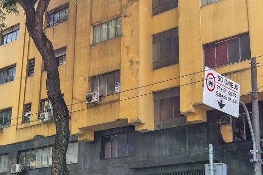 Fachada do Prédio com a Placa de kitnet/studio para alugar com 1 quarto, 40m² em República, São Paulo