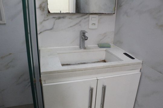 Banheiro social de casa de condomínio para alugar com 3 quartos, 90m² em Curicica, Rio de Janeiro