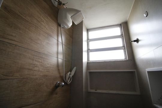 Banheiro da Suíte de casa de condomínio para alugar com 3 quartos, 90m² em Curicica, Rio de Janeiro