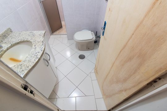 Banheiro de apartamento à venda com 1 quarto, 58m² em Centro, Campinas