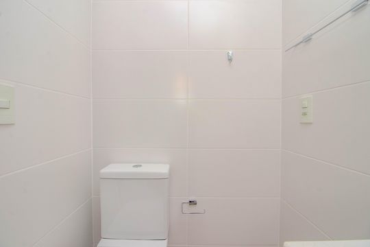 Banheiro da Suíte de apartamento para alugar com 2 quartos, 66m² em Rio Branco, Porto Alegre