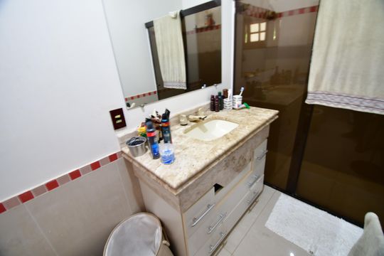 Banheiro Suíte 2 de casa de condomínio à venda com 4 quartos, 850m² em Sítios de Recreio Gramado, Campinas