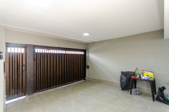 Garagem de casa à venda com 3 quartos, 199m² em Jardim Santo Elias, São Paulo