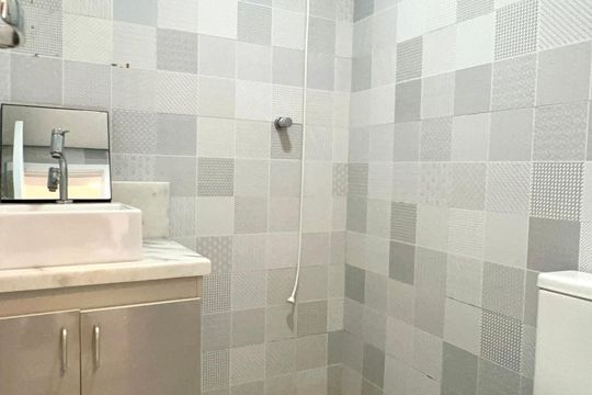 Banheiro de serviço de casa para alugar com 3 quartos, 120m² em Jardim Paulistano, São Paulo