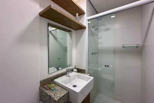 Banheiro de kitnet/studio para alugar com 1 quarto, 22m² em Jardim das Acacias, São Paulo