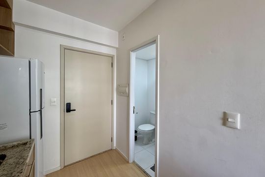 Cozinha de kitnet/studio para alugar com 1 quarto, 22m² em Jardim das Acacias, São Paulo