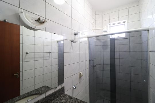 Banheiro Social de apartamento para alugar com 2 quartos, 75m² em Santa Mônica, Uberlândia