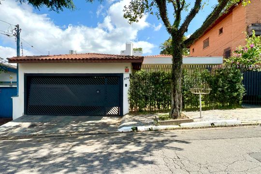 Fachada de casa à venda com 4 quartos, 400m² em Vila Madalena, São Paulo