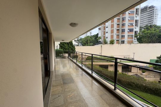 varanda  de apartamento para alugar com 5 quartos, 424m² em Real Parque, São Paulo