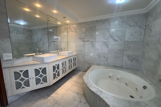 Banheiro Suíte 2 de apartamento para alugar com 5 quartos, 424m² em Real Parque, São Paulo