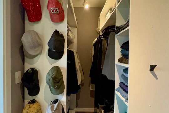 Closet da suíte de apartamento para alugar com 1 quarto, 56m² em Pinheiros, São Paulo