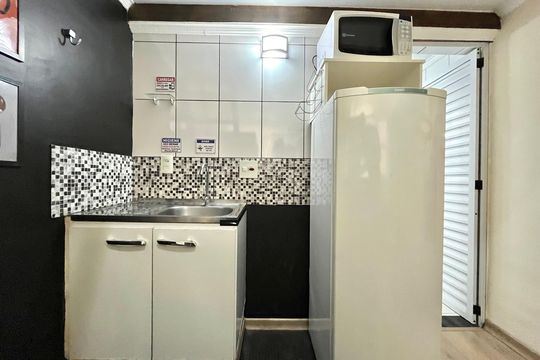 Cozinha de kitnet/studio para alugar com 1 quarto, 23m² em Mirandópolis, São Paulo