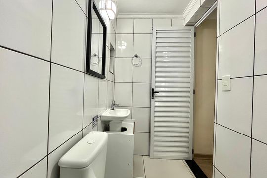 Banheiro de kitnet/studio para alugar com 1 quarto, 23m² em Mirandópolis, São Paulo