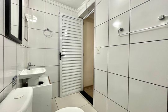 Banheiro de kitnet/studio para alugar com 1 quarto, 23m² em Mirandópolis, São Paulo