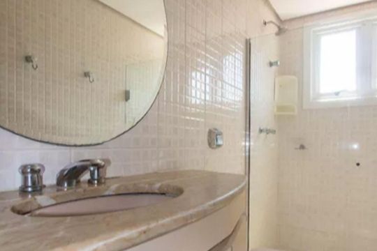 Banheiro de apartamento à venda com 4 quartos, 165m² em Auxiliadora, Porto Alegre