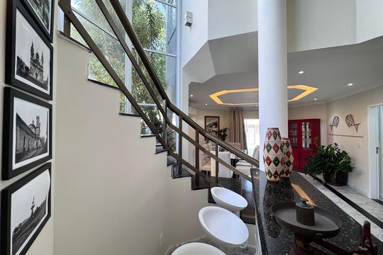 Sala de casa de condomínio para alugar com 6 quartos, 387m² em Recreio dos Bandeirantes, Rio de Janeiro