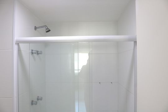 Banheiro de kitnet/studio para alugar com 1 quarto, 47m² em Parque Industrial Tomas Edson, São Paulo