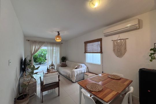 Sala de casa de condomínio à venda com 2 quartos, 60m² em Vargem Pequena, Rio de Janeiro
