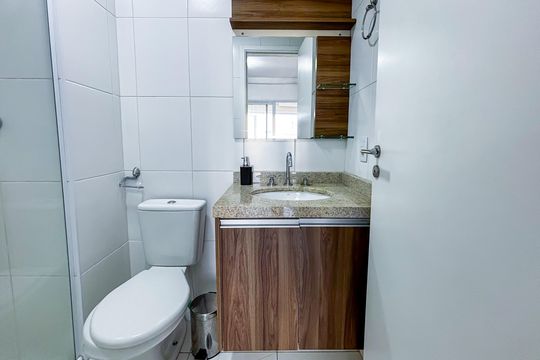 Banheiro social de apartamento para alugar com 1 quarto, 35m² em Pinheiros, São Paulo
