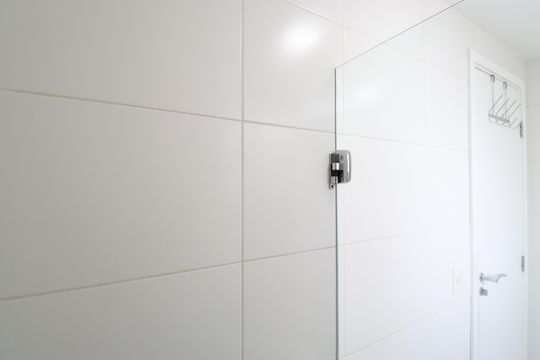 Banheiro social de apartamento à venda com 1 quarto, 48m² em Várzea da Barra Funda, São Paulo