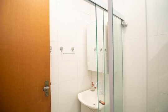 Banheiro de apartamento à venda com 1 quarto, 30m² em Vila Constança, São Paulo