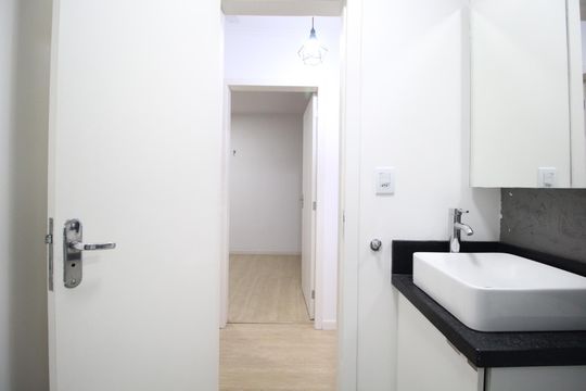 Banheiro social de apartamento para alugar com 2 quartos, 80m² em Petrópolis, Porto Alegre