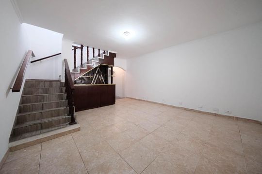 Casa para alugar com 4 quartos, 230m² em Vila Nhocune, São Paulo
