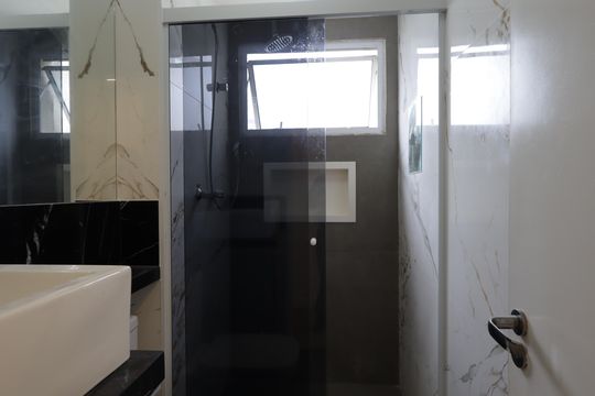 Banheiro de apartamento à venda com 2 quartos, 49m² em Vila Andrade, São Paulo