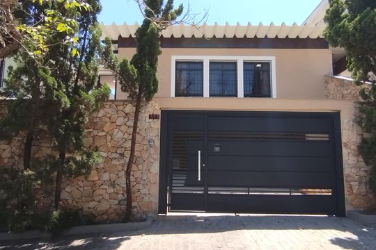 Fachada de casa à venda com 3 quartos, 200m² em Jardim Avelino, São Paulo