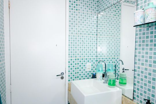 Banheiro de apartamento à venda com 2 quartos, 45m² em Centro, Guarulhos
