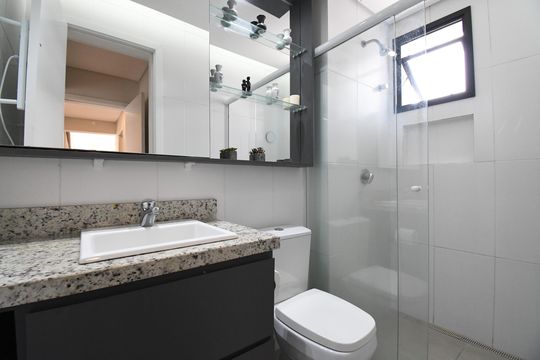 Banheiro da Suíte de apartamento para alugar com 3 quartos, 100m² em Alto da Rua Xv, Curitiba
