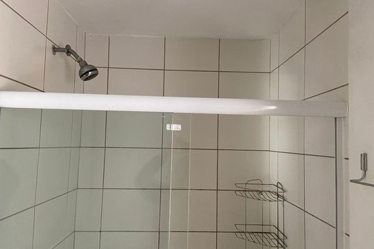 Banheiro social de apartamento para alugar com 2 quartos, 51m² em Umuarama, Osasco