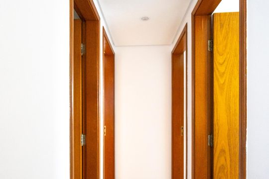 Corredor dos quartos de apartamento para alugar com 3 quartos, 92m² em Vila Azevedo, São Paulo