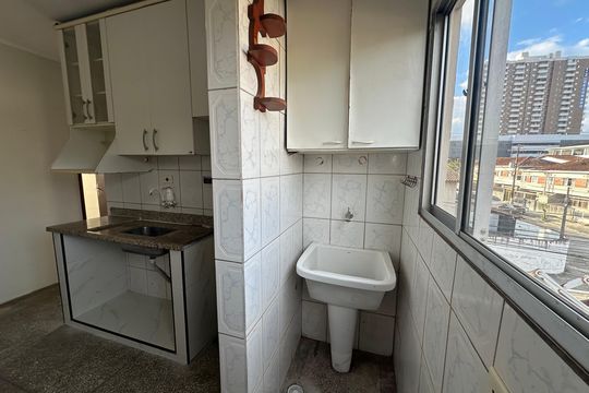 Cozinha e Área de Serviço de apartamento para alugar com 2 quartos, 78m² em Centro, São Vicente