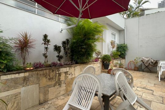 Quintal de casa à venda com 4 quartos, 300m² em Vila Madalena, São Paulo