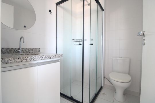 Banheiro social de apartamento para alugar com 3 quartos, 53m² em Socorro, São Paulo