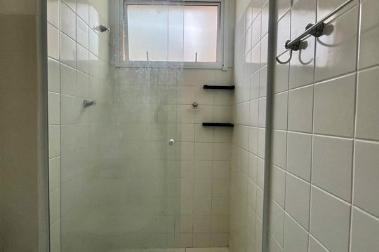 Banheiro de apartamento para alugar com 2 quartos, 55m² em Vila Satúrnia, Campinas