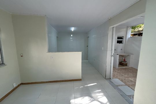 Sala de casa para alugar com 2 quartos, 77m² em Marechal Hermes, Rio de Janeiro