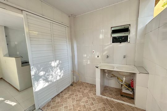 Área de Serviço de casa para alugar com 2 quartos, 77m² em Marechal Hermes, Rio de Janeiro