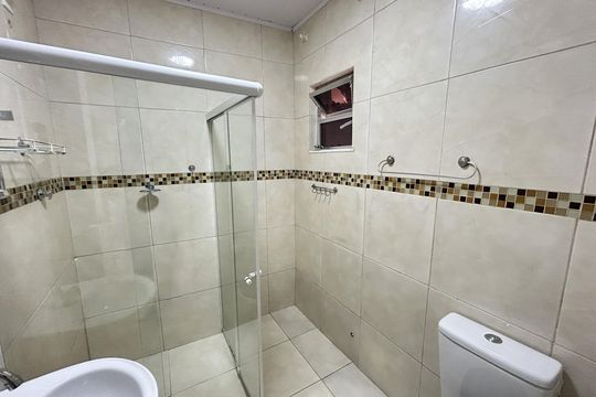 Banheiro de casa para alugar com 2 quartos, 77m² em Marechal Hermes, Rio de Janeiro