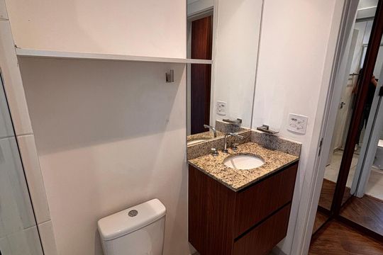 Banheiro suíte  de apartamento para alugar com 2 quartos, 70m² em Empresarial 18 do Forte, Barueri