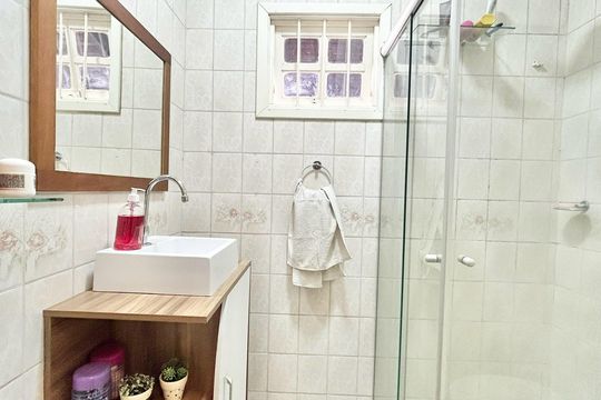 Banheiro de casa à venda com 2 quartos, 110m² em Vila Nova, Novo Hamburgo