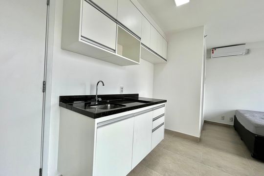 Cozinha de kitnet/studio para alugar com 1 quarto, 28m² em Mirandópolis, São Paulo