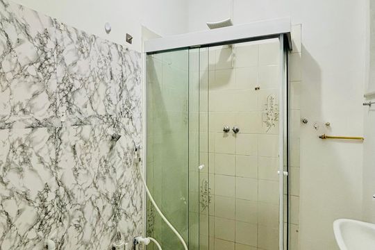 Banheiro social de apartamento para alugar com 1 quarto, 35m² em Copacabana, Rio de Janeiro