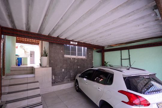 Garagem  de casa à venda com 3 quartos, 120m² em Vila Santo Estefano, São Paulo