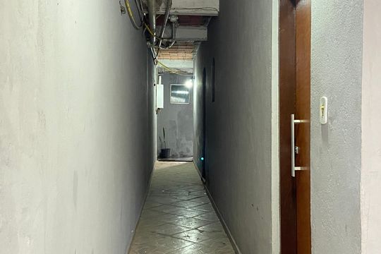 Corredor de acesso de casa para alugar com 1 quarto, 26m² em Jardim Roberto, Osasco