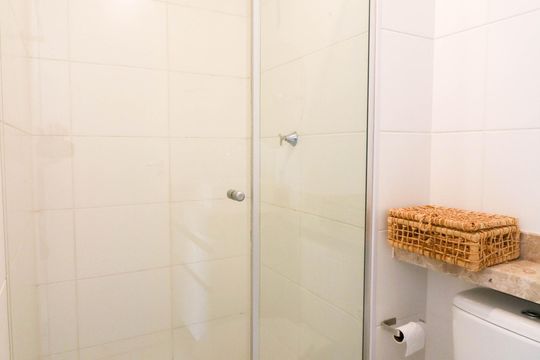 Banheiro de kitnet/studio para alugar com 1 quarto, 28m² em Jardim Caravelas, São Paulo