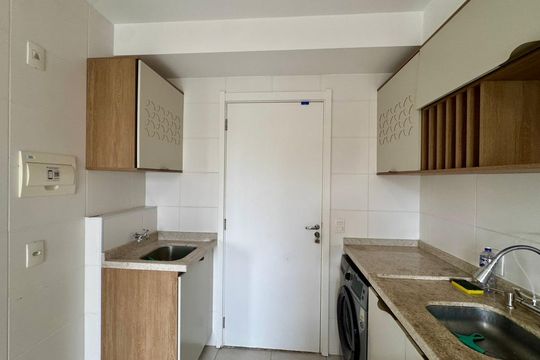 Sala / Cozinha de kitnet/studio para alugar com 1 quarto, 28m² em Jardim Caravelas, São Paulo