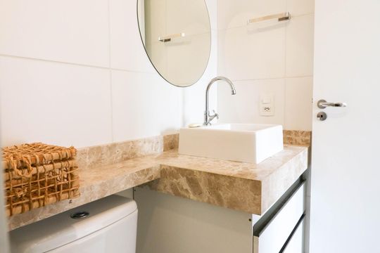 Banheiro de kitnet/studio para alugar com 1 quarto, 28m² em Jardim Caravelas, São Paulo